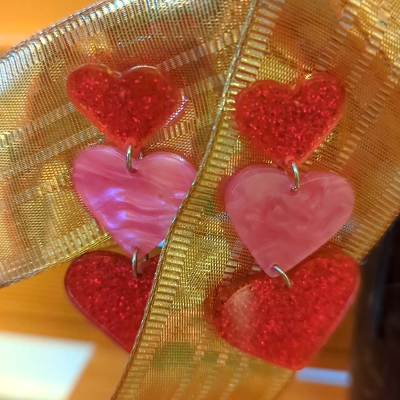 NWT/IP 🩷💒💕(unbranded) ❤️🔥💞HEART TIER GLITTER💞🔥❤ acrylic dangle earrings! - Picture 4 of 5